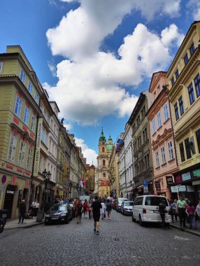 Prag, Çek Cumhuriyeti - 23 Mayıs 2024: Prag 'daki eski binalar