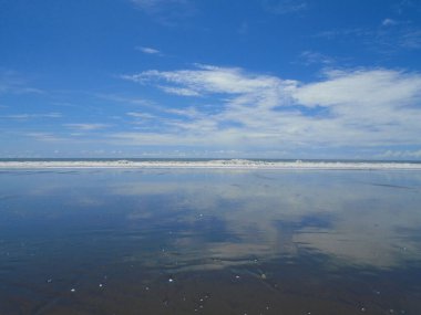 Mavi deniz ve gökyüzü beyaz bulutlar, manzara, gökyüzü, panorama, paisaje en la playa