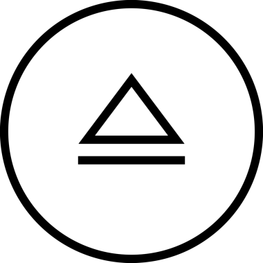 Siyah ve Beyaz Logo Simgesi PNG Biçimini Yükle. Web Sitesi Düğmesi, Mobil Uygulama Arayüzü, Dosya Aktarımı, Belge Paylaşımı, Bulut Depolama ve Veri Yedekleme için Minimalist Düz Tasarımlı Tek Renkli Ok Gönderme İşareti Grafiksel Elemanı