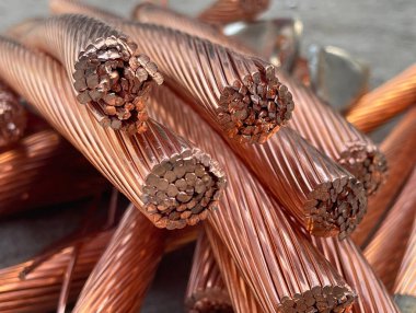 Bakır kabloyu kapatın. Bakır ürünler bir araya toplandı, endüstriyel üretim, madencilik, döküm alüminyum, demir, bakır, rulo ürünler, hurda geri dönüşümü, bakır bar, tüp, metal, geri dönüşümlü bakır, 