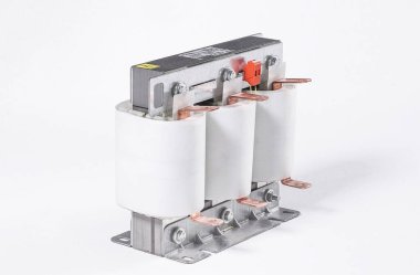 Arkası beyaz transformatörlü, transformatör kullanmaya hazır. Dönüştürücü üretimi. Dönüştürücü örneği. Elektrik dağıtım araçları. harmonik reaktör