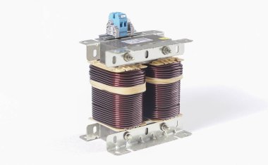 Arkası beyaz transformatörlü, transformatör kullanmaya hazır. Dönüştürücü üretimi. Dönüştürücü örneği. Elektrik dağıtım araçları. harmonik reaktör