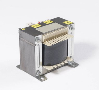 Arkası beyaz transformatörlü, transformatör kullanmaya hazır. Dönüştürücü üretimi. Dönüştürücü örneği. Elektrik dağıtım araçları. harmonik reaktör