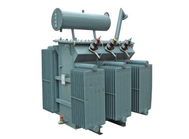 Arkası beyaz transformatörlü, transformatör kullanmaya hazır. Dönüştürücü üretimi. Dönüştürücü örneği. elektrik dağıtım araçları