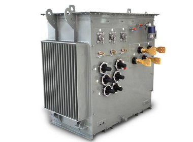 Arkası beyaz transformatörlü, transformatör kullanmaya hazır. Dönüştürücü üretimi. Dönüştürücü örneği. elektrik dağıtım araçları