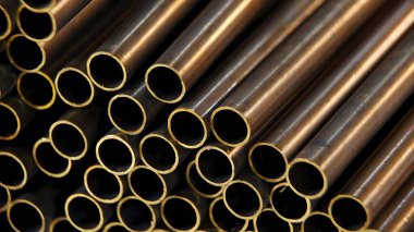 Pirinç metal çubuk. Pirinç ürünleri depoda bir araya toplanmış.
