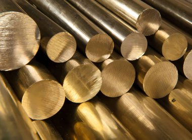 Pirinç metal çubuk. Pirinç ürünleri depoda bir araya toplanmış.