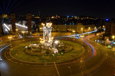 Barselona şehrinin gece manzarası