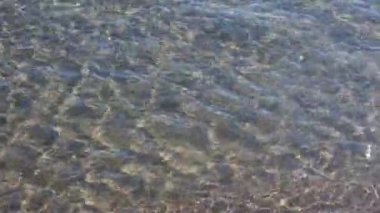Yukarıdan bak, deniz yüzeyi, şeffaf su, kıyıya yakın küçük dalgalar, deniz dalgaları, denizin sesi, Adriyatik denizi, makrofotoğrafçılık, sabahları insanlar olmadan deniz.