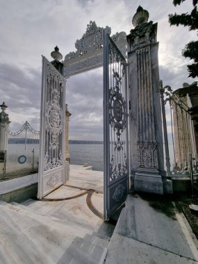 İstanbul Dolmabahce Sarayı 'ndaki kapılar, Boğaz manzarası, su yüzeyi, kış Trkiye, sonbahar