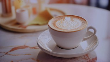 Masanın üzerinde bir fincan kahve.