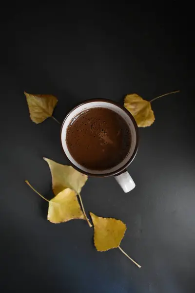 Kahve fincanı ve sarı yapraklar. Yüksek kalite fotoğraf
