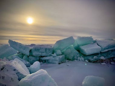 Kışın kumsalda mavi buz. Kış yolu. Buz yolu.