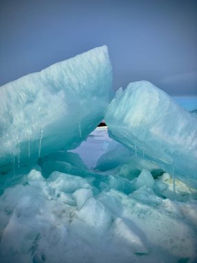 Kışın kumsalda mavi buz. Kış yolu. Buz yolu.