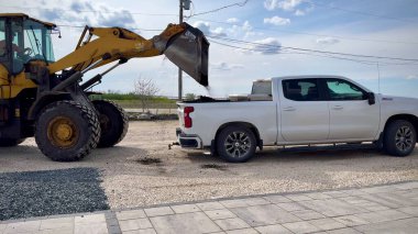 Bir forklift ezilmiş taşları bir araca boşaltır. Yüksek kalite fotoğraf