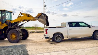 Bir forklift ezilmiş taşları bir araca boşaltır. Yüksek kalite fotoğraf