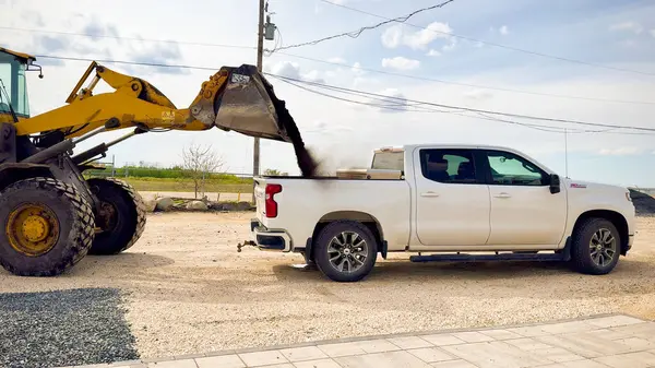 Bir forklift ezilmiş taşları bir araca boşaltır. Yüksek kalite fotoğraf