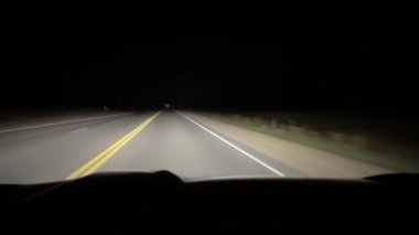 Gece yolu. Ön camdan dışarı bak. Yüksek kaliteli HD görüntüler