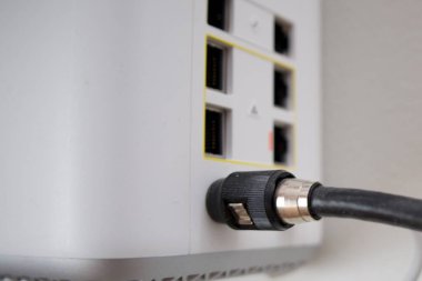 Veri ve sinyal iletimi için bağlantı ve kabloların yakın plan görüntüsü. Ethernet kablosu ve eş eksenli kablo