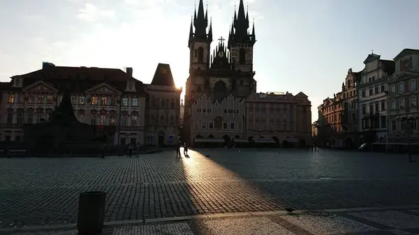 Prag, Eski Şehir. Sabahın erken saatlerinde meydanda güneş ışığı. Yüksek kalite fotoğraf