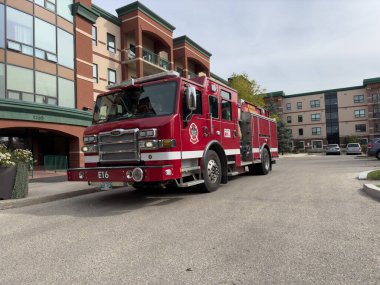 Evin girişine bir itfaiye kamyonu park etti..