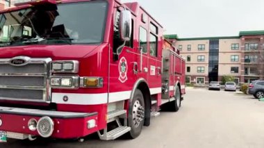 Evin girişine bir itfaiye kamyonu park etti..