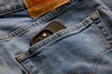 Banknotlar mavi kotun cebinde. Yaklaş. 