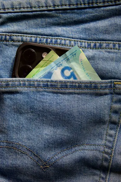 Banknotlar mavi kotun cebinde. Yaklaş. 