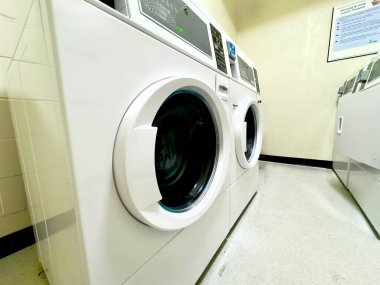 Çamaşır odasında çamaşır makinesi var. Yüksek kalite fotoğraf