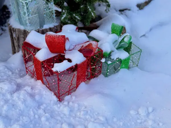 Hediyeler, süsler ve karlı bir battaniye ile kış tatili süslemeleri rahat ve büyülü bir Noel atmosferi yaratıyor..