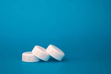 çok renkli plastik kaplamalar beyaz, kırmızı, yeşil parlak mavi arkaplan.