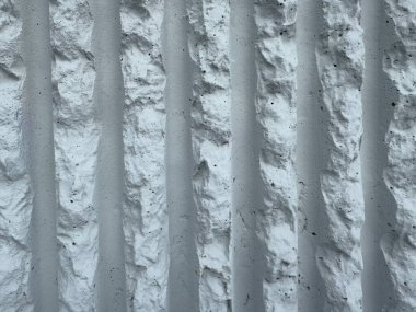 Kırlaşmış beton bir yüzey, düzgün olmayan bir dokusu var..