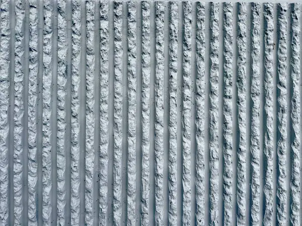 Kırlaşmış beton bir yüzey, düzgün olmayan bir dokusu var..