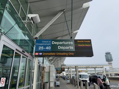 Havalimanı tabelası, İngilizce, Fransızca ve Çince mesajlar. Kapılar 