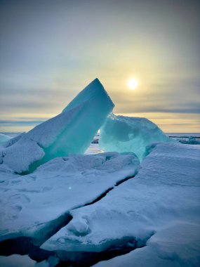 Donmuş Winnipeg gölünde mavi buz, güneşin altında parlayan, kıyıda buz parçaları, sessizlik..