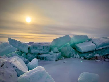 Donmuş Winnipeg gölünde mavi buz, güneşin altında parlayan, kıyıda buz parçaları, sessizlik..
