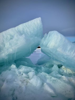 Donmuş Winnipeg gölünde mavi buz, güneşin altında parlayan, kıyıda buz parçaları, sessizlik..