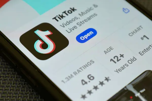 tiktok sayfasını gösteren açık uygulama mağazası olan akıllı telefon ekranı.