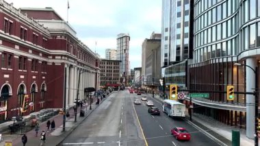 Vancouver, Granville Caddesi, şehir merkezindeki yaya köprüsünün manzarası, Pasifik Merkez İstasyonu ve modern ofis binaları..