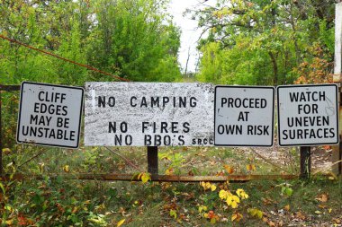 Ormandaki park alanında uyarı işaretleri. Yüksek kalite fotoğraf