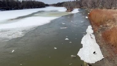 İlkbaharın başlarında nehirde eriyen buz