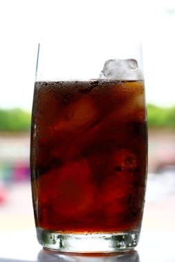 Bir bardak buzlu su, yakın çekim, damlacıklar ve kabarcıklar, taze yaz serinliği, ferahlatıcı bir hava.