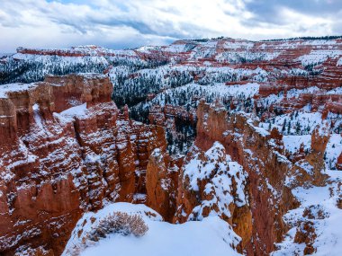 Bryce Canyon Ulusal Parkı 'nda kırmızı kaya ve taşlı kar manzaralı uçurumlar