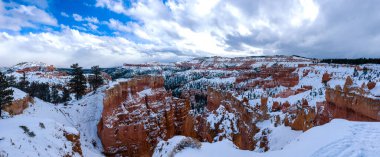 Bryce Canyon Ulusal Parkı 'nda kırmızı kaya ve taşlı kar manzaralı uçurumlar