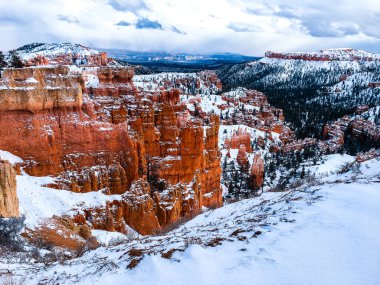 Bryce Canyon Ulusal Parkı 'nda kırmızı kaya ve taşlı kar manzaralı uçurumlar