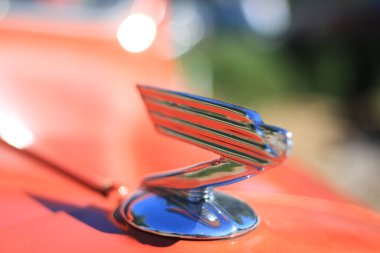 Farlı kırmızı bir arabanın farını kapat.