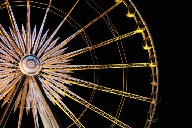 Siyah arka planda dönme dolap.