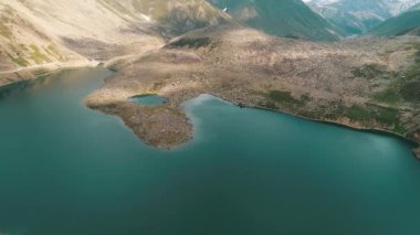 Lulusar, Pakistan 'ın Hayber Pakhtunkhwa ilindeki Naran Vadisi yakınlarında bulunan bir göldür. Hava aracı görünümü