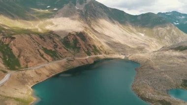 Lulusar, Pakistan 'ın Hayber Pakhtunkhwa ilindeki Naran Vadisi yakınlarında bulunan bir göldür. Hava aracı görünümü
