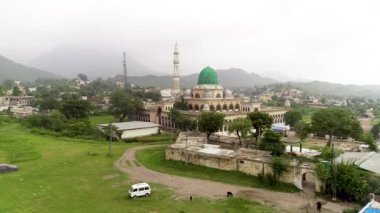 Hazrat Bari İmam Sarkar Tapınağı Sunny Blue Sky Day 'de nefes kesici bir manzara. Hava Aracı Görünümü